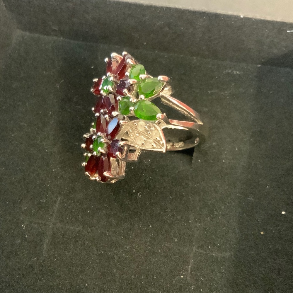 Elegant Red and Green Gemstone Floral Ring - Picture 2 of 6